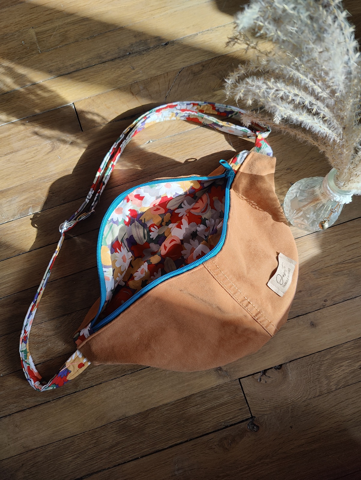 Sac banane upcyclé jean fin marron. Grande poche et intérieur fleuri