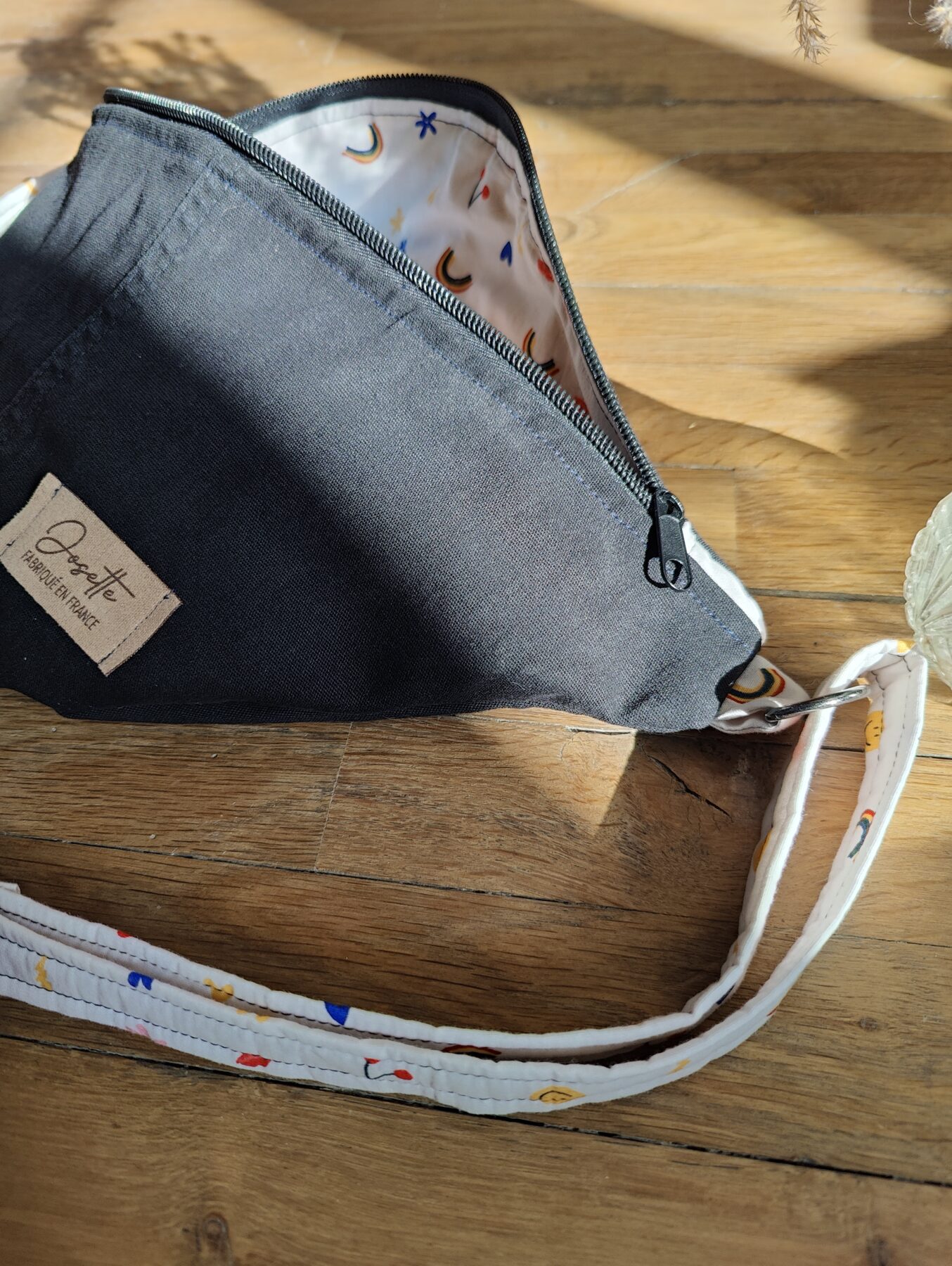 sac banane upcyclé souple noir, passe partout. Ouvert. Sangle assortie