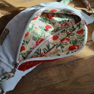 Sac banane upcyclé jean blanc. Dessus velours rouge.