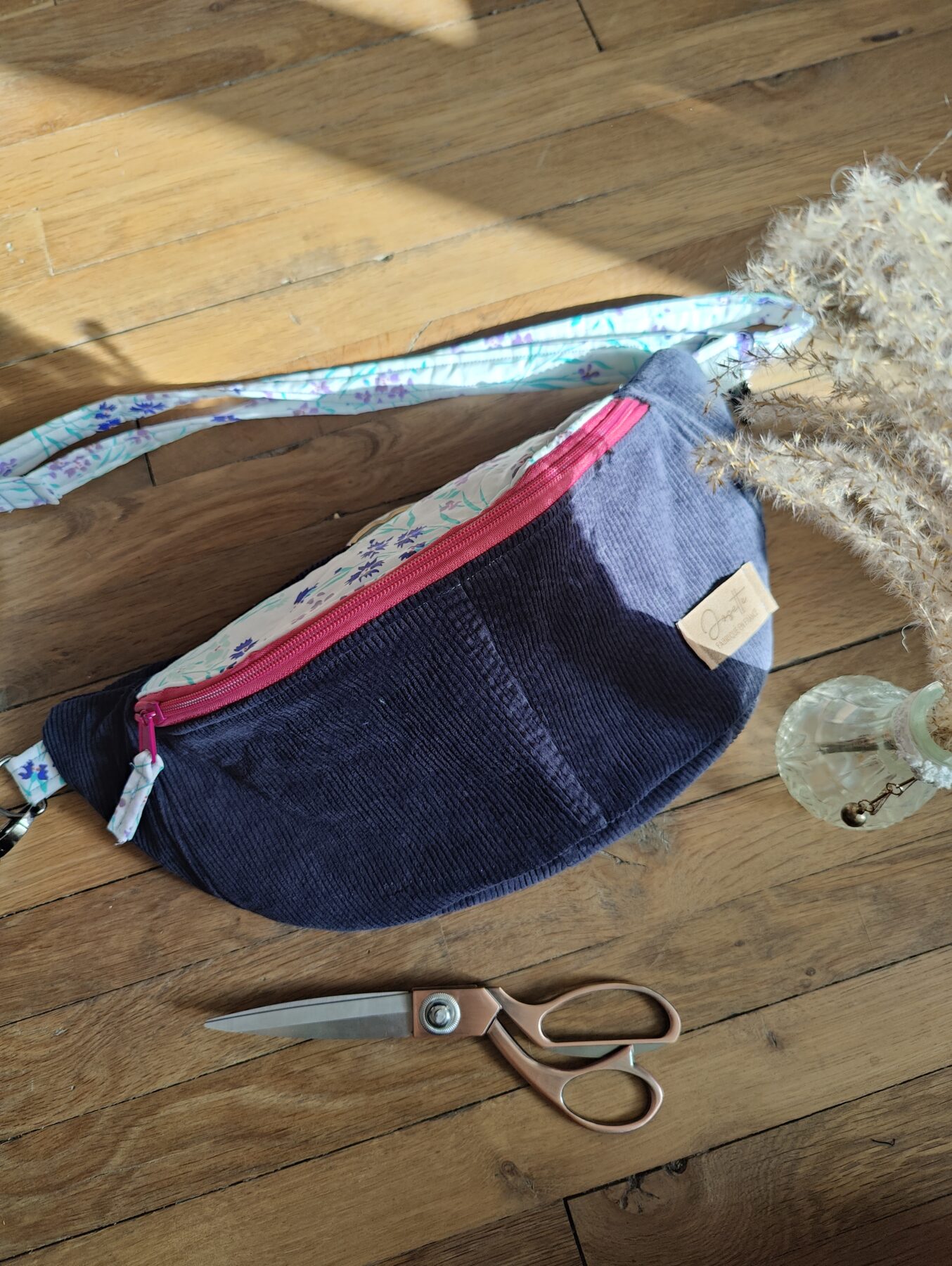 Sac banane upcyclé pantalon velours bleu marine. Dessus fleuri