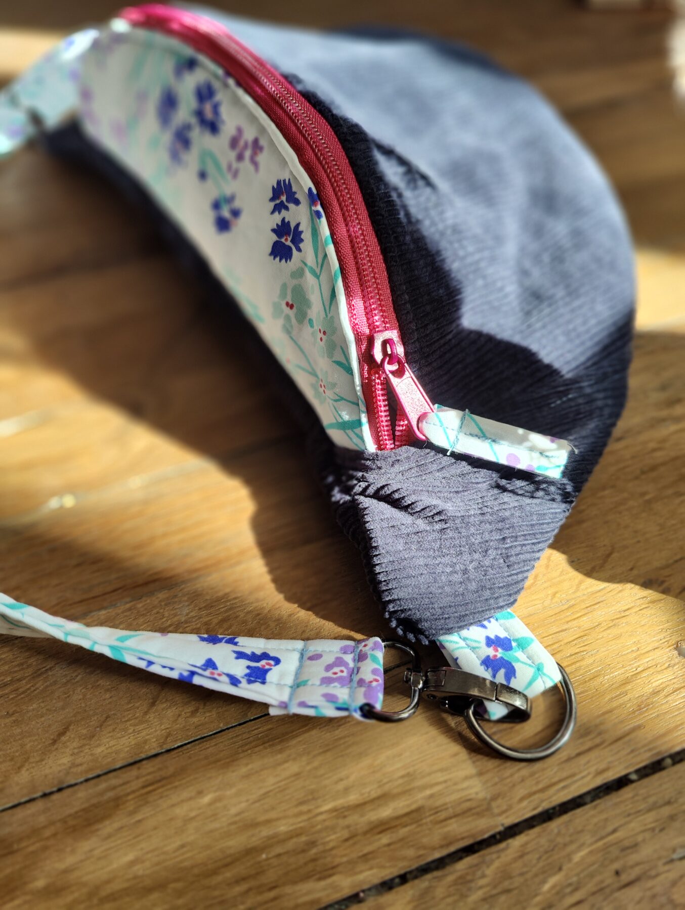 Sac banane upcyclé pantalon velours bleu marine. Détail zip et attache