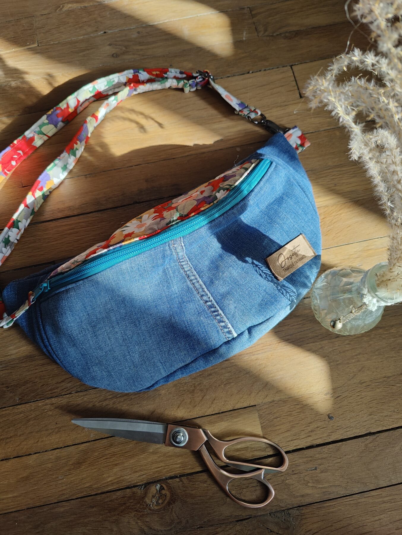 Sac banane upcyclé jean Hollister. Intérieur fleuri "Bouquet d'Antan". Sangle assortie détachable