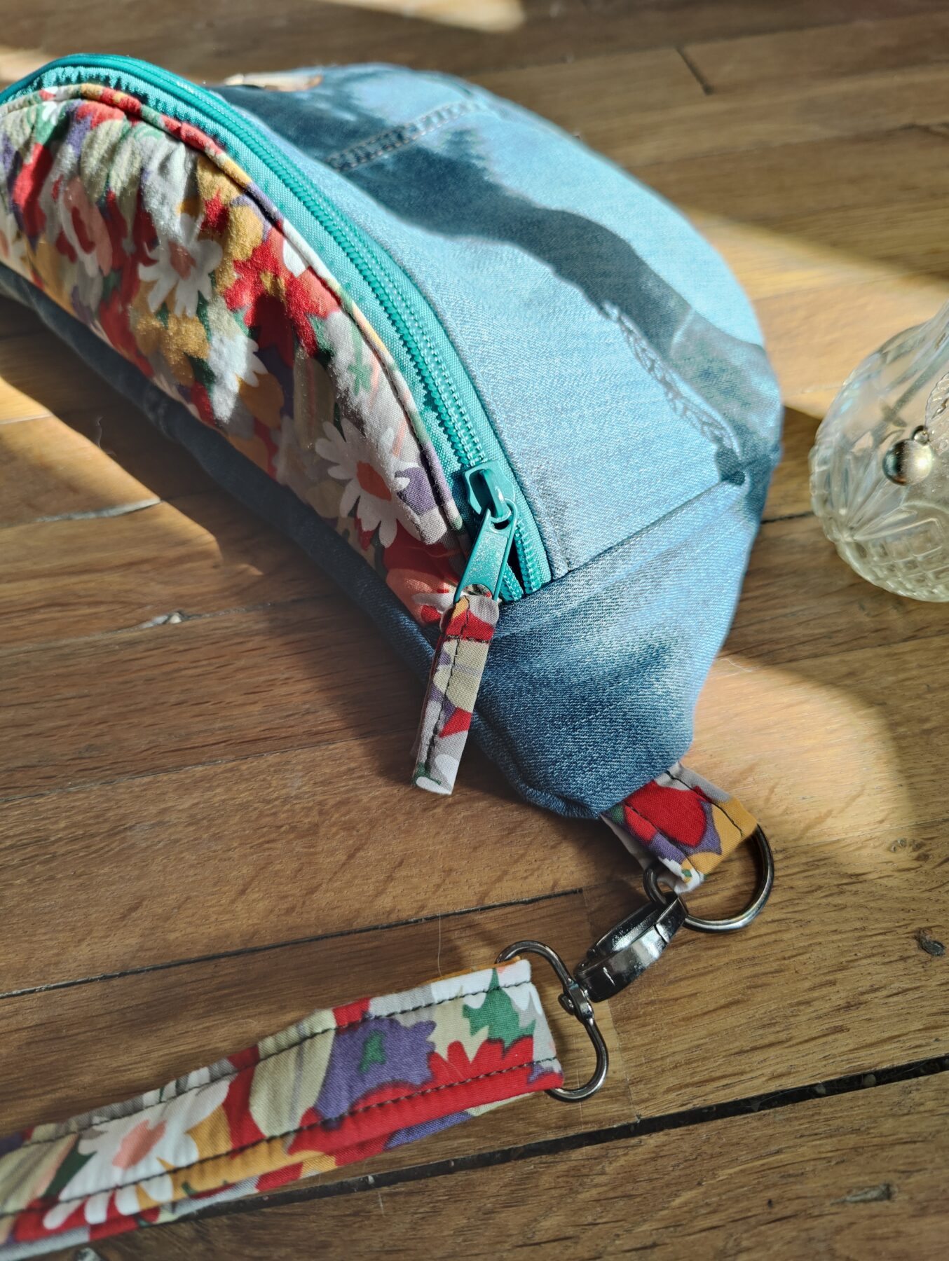 Sac banane upcyclé jean Hollister. Intérieur fleuri "Bouquet d'Antan". Détail zip et sangle assortie détachable