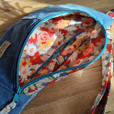 Sac banane upcyclé jean Hollister. Intérieur fleuri "Bouquet d'Antan"