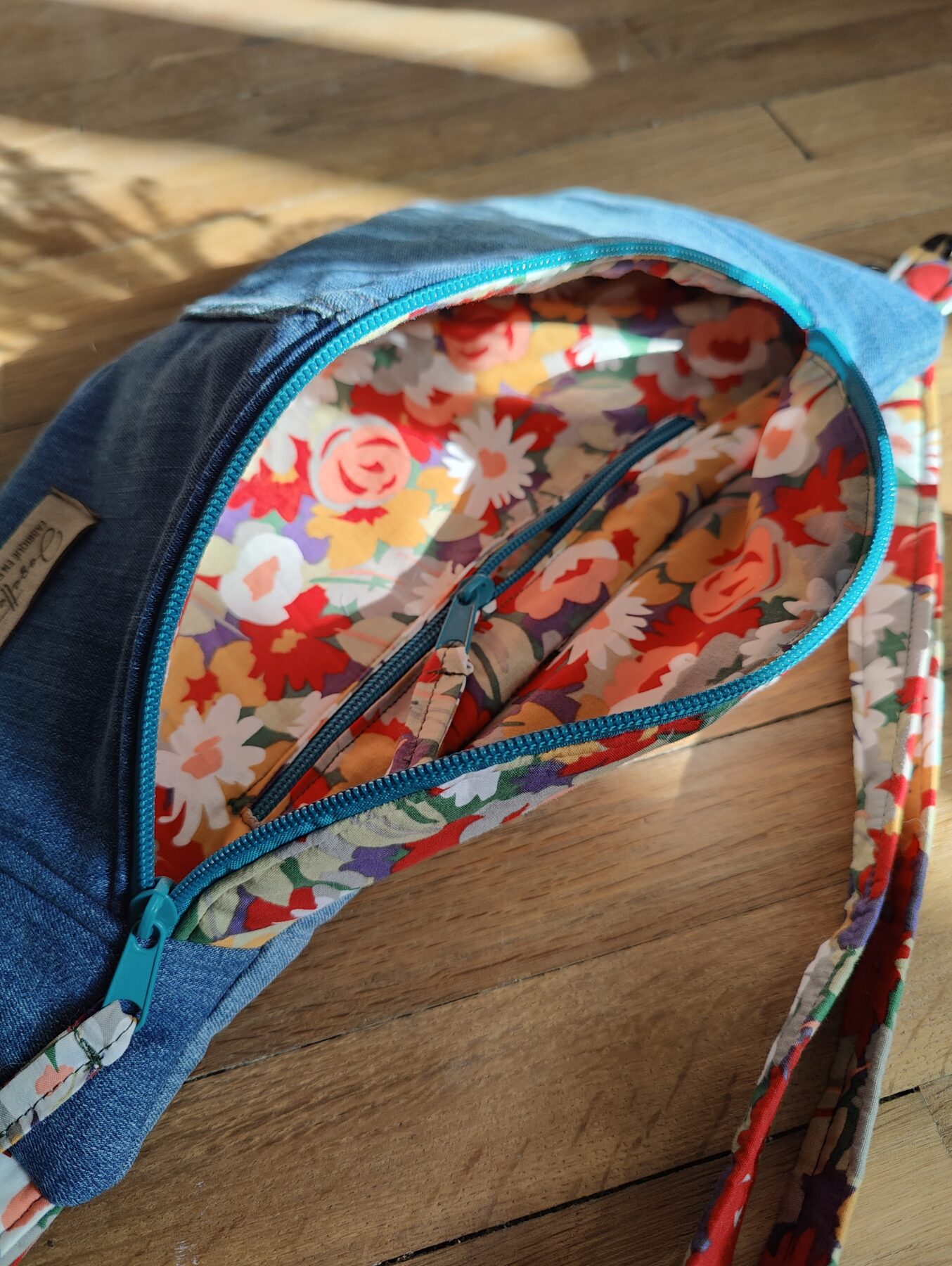 Sac banane upcyclé jean Hollister. Intérieur fleuri "Bouquet d'Antan"