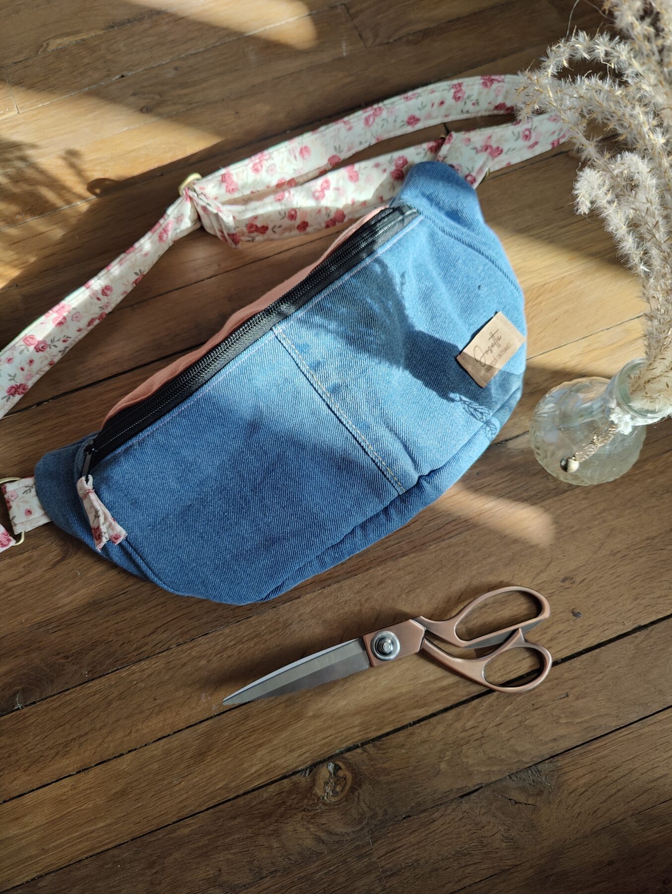Sac banane jean bleu Hollister upcyclé. Intérieur roses délicates. Grande poche et poche interne zippée