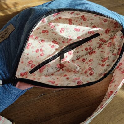 Sac banane jean bleu upcyclé. Intérieur roses délicates