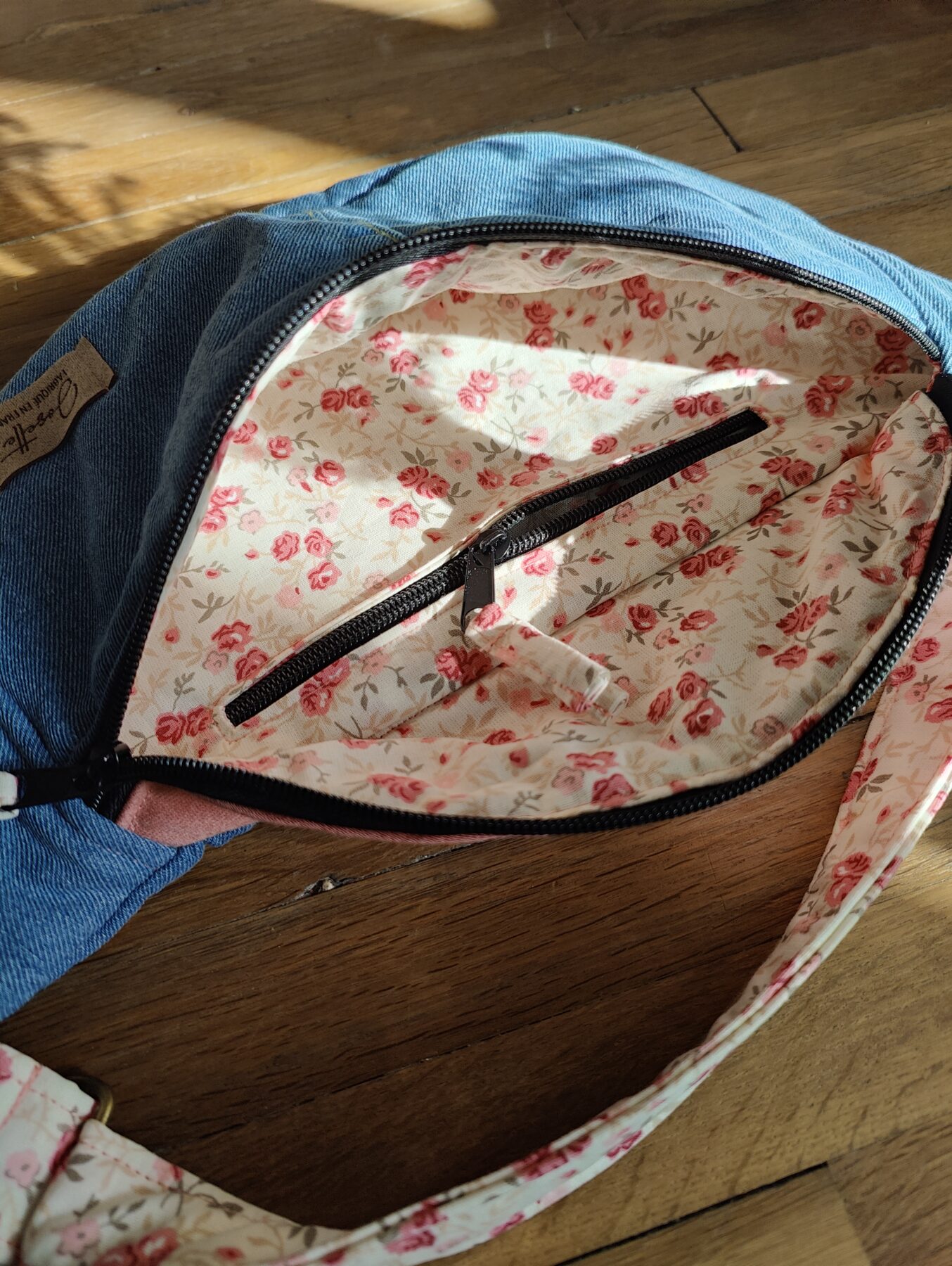 Sac banane jean bleu upcyclé. Intérieur roses délicates