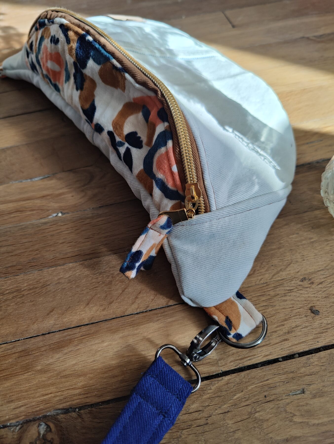 sac banane upcyclé avec une robe. Intérieur fleuri Eté indien. Détails zip et sangle assortie détachable