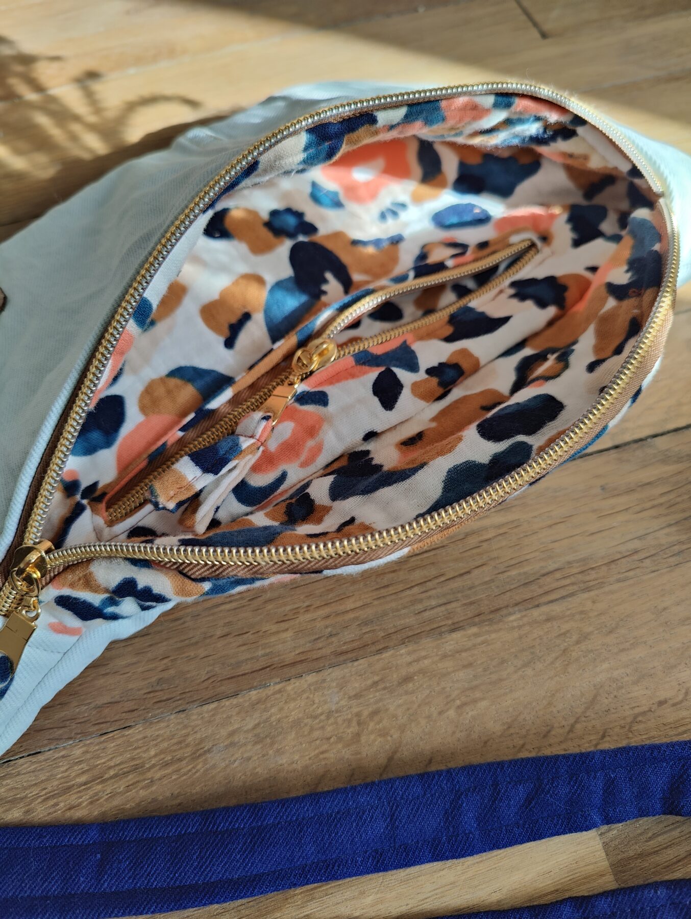 sac banane upcyclé avec une robe. Intérieur fleuri Eté indien.