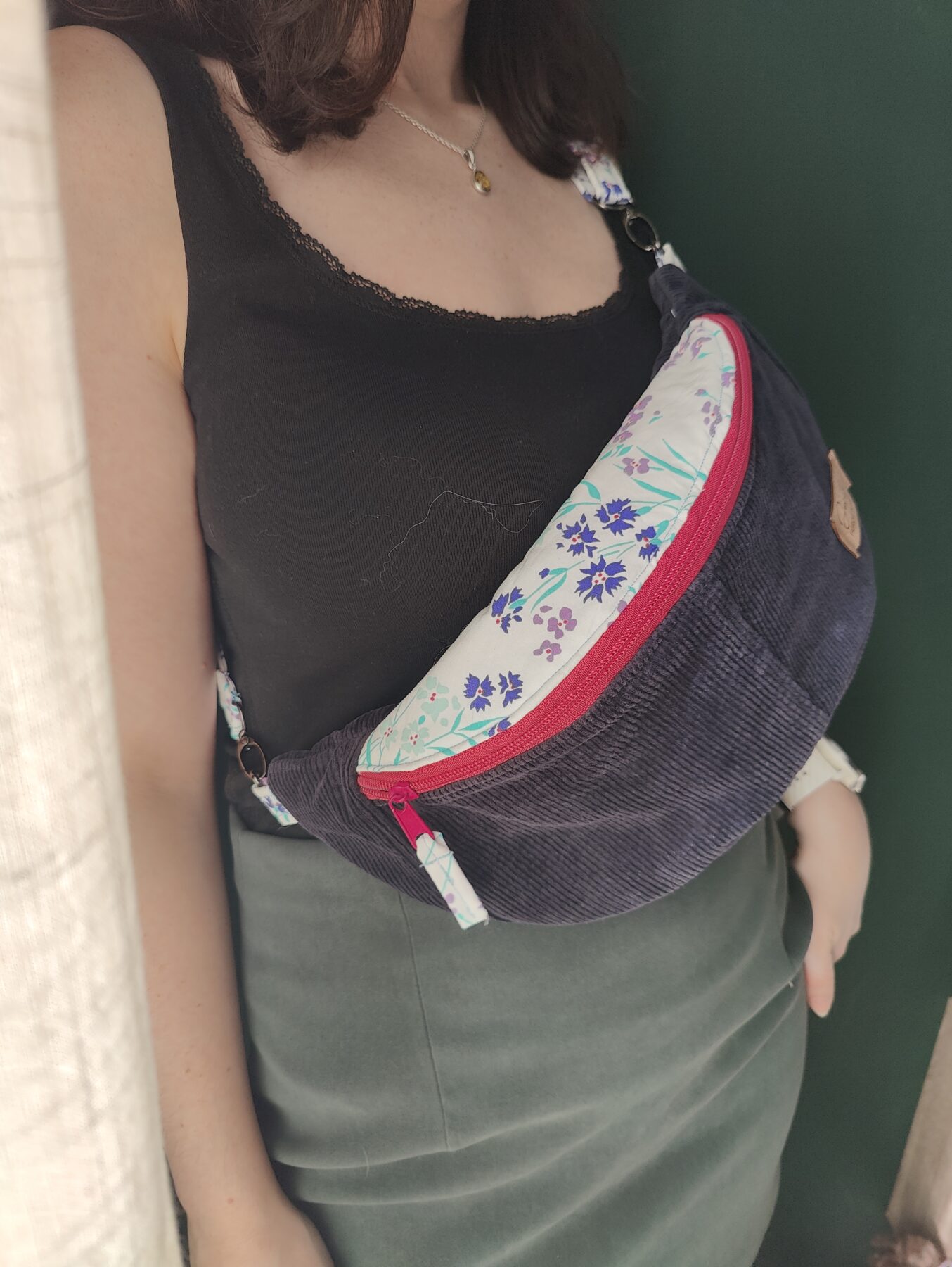 Sac banane upcyclé pantalon velours bleu marine. Porté poitrine