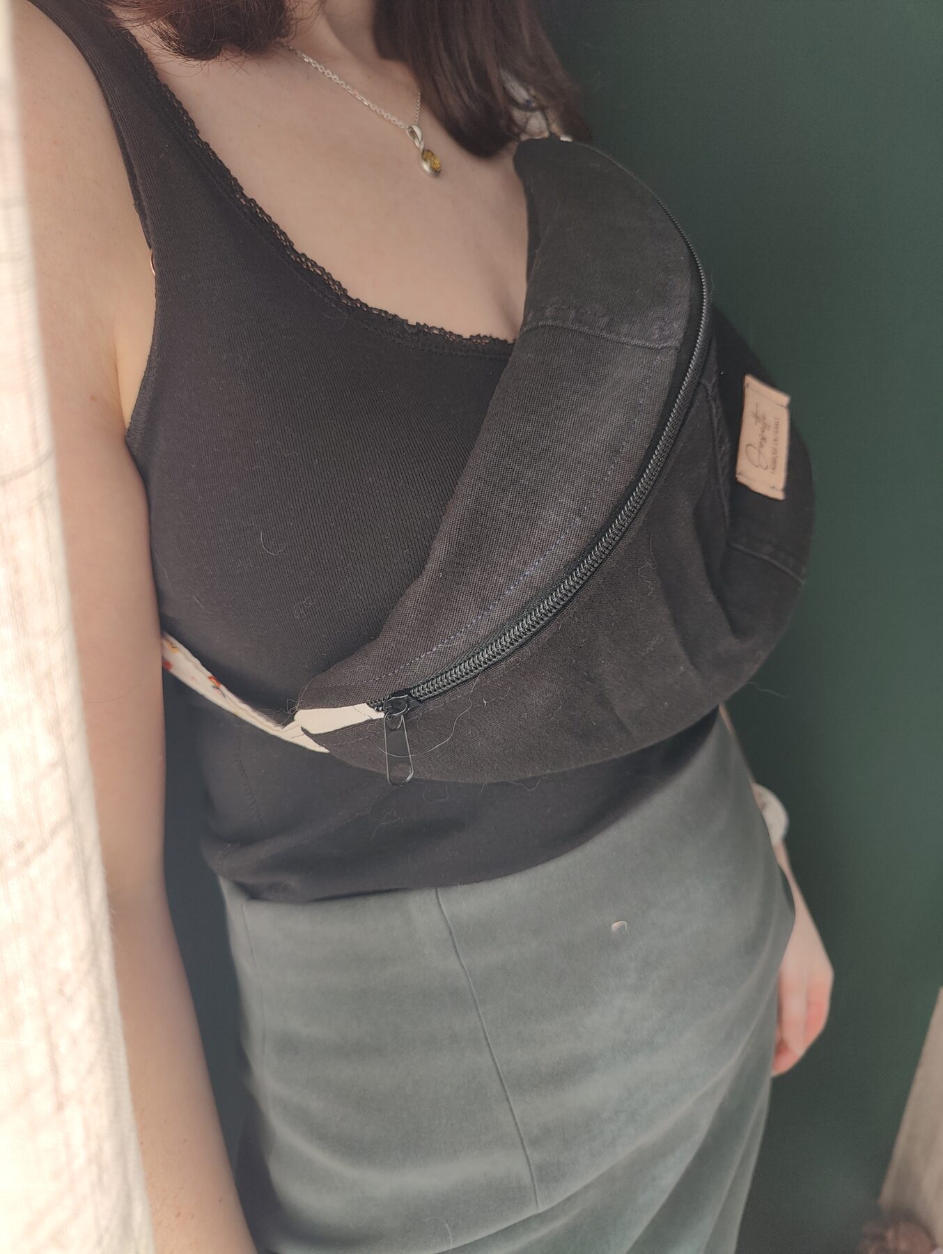 sac banane jean noir upcyclé. Porté poitrine