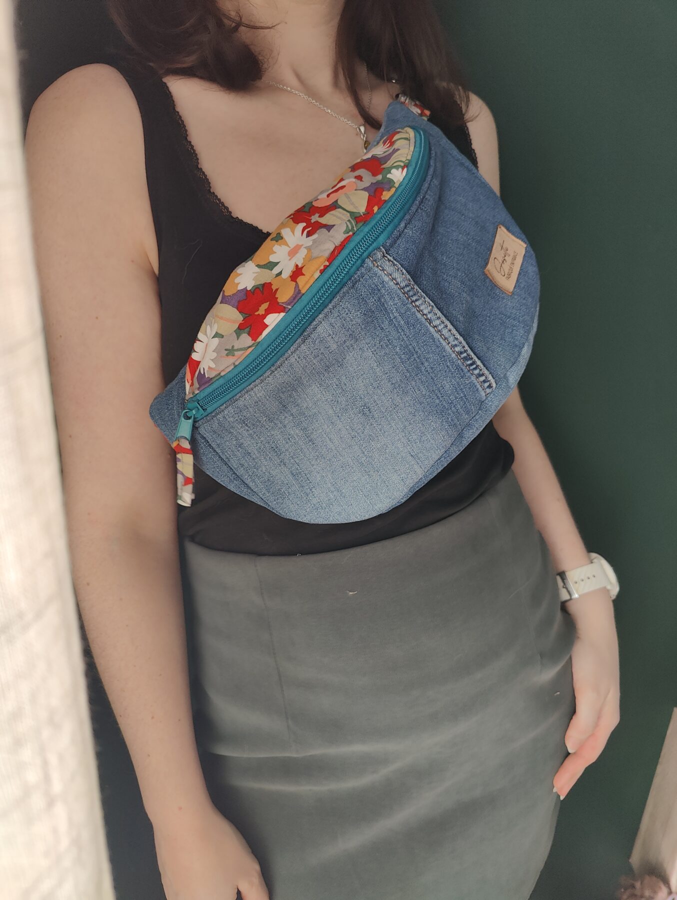 Sac banane upcyclé jean bleu Hollister. Intérieur fleuri "Bouquet d'Antan". Porté poitrine