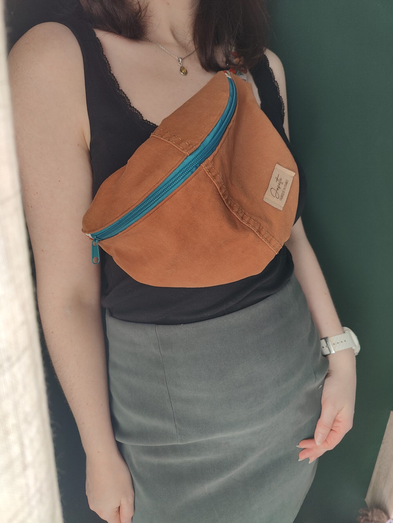 Sac banane upcyclé jean fin marron. Porté poitrine