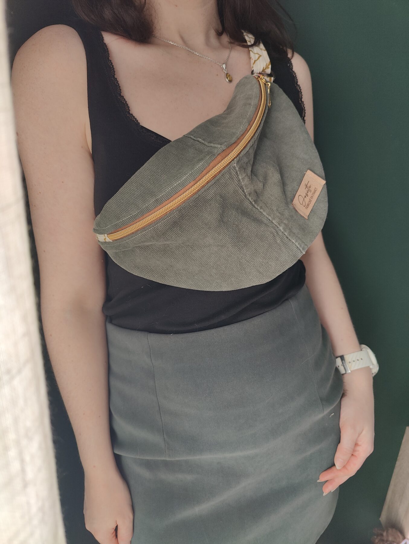 Sac banane nature verte upcyclé avec pantalon velours kaki. Porté poitrine