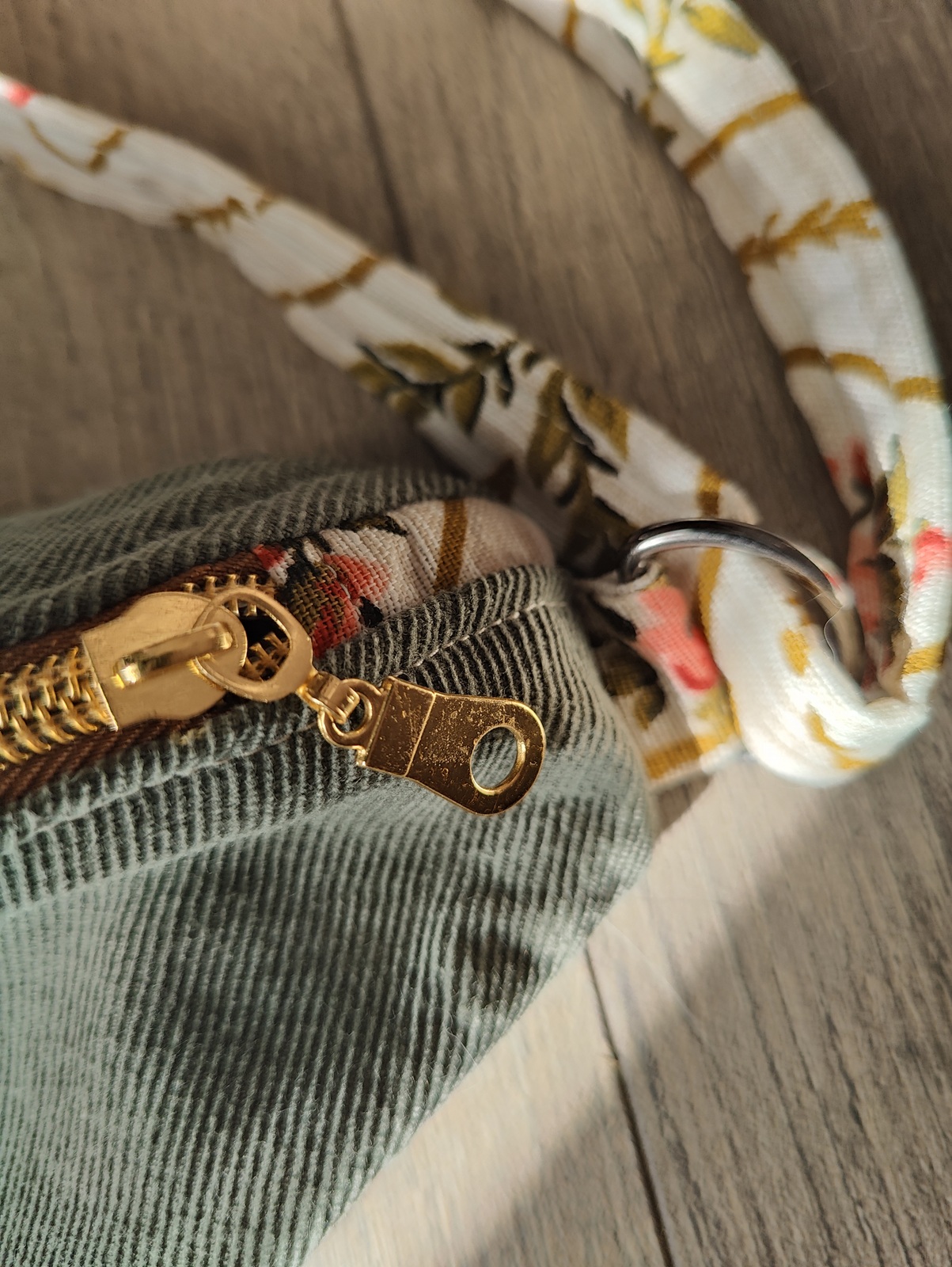 Sac banane nature verte upcyclé avec pantalon velours kaki. Détail zip