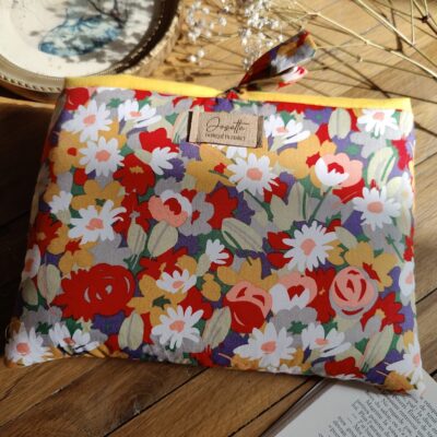 Pochette de lecture en tissu upcyclé, motif floral multicolore, vue de face.