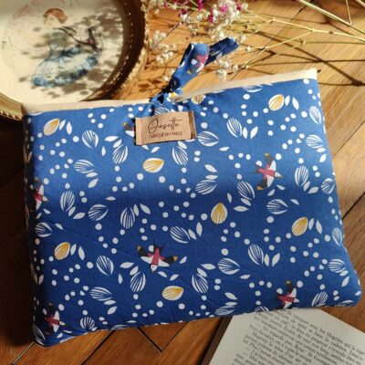 Pochette de lecture en tissu upcyclé, motif bleu avec oiseaux et coquillages, vue de face.
