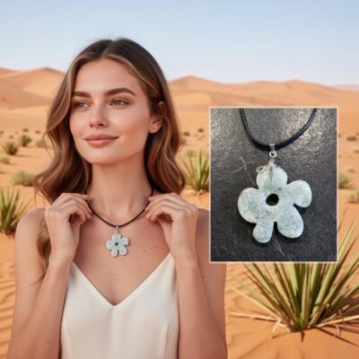 Collier marguerite en résine de couleur vert anis et nacre Longueur 48 cm