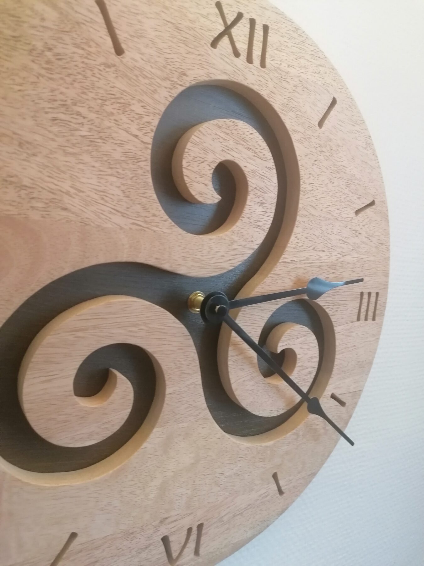 Horloge murale en bois massif, motif triskèle fait mains, pour sublimer votre intérieur dans un environnement naturel, serein et unique. – Image 5
