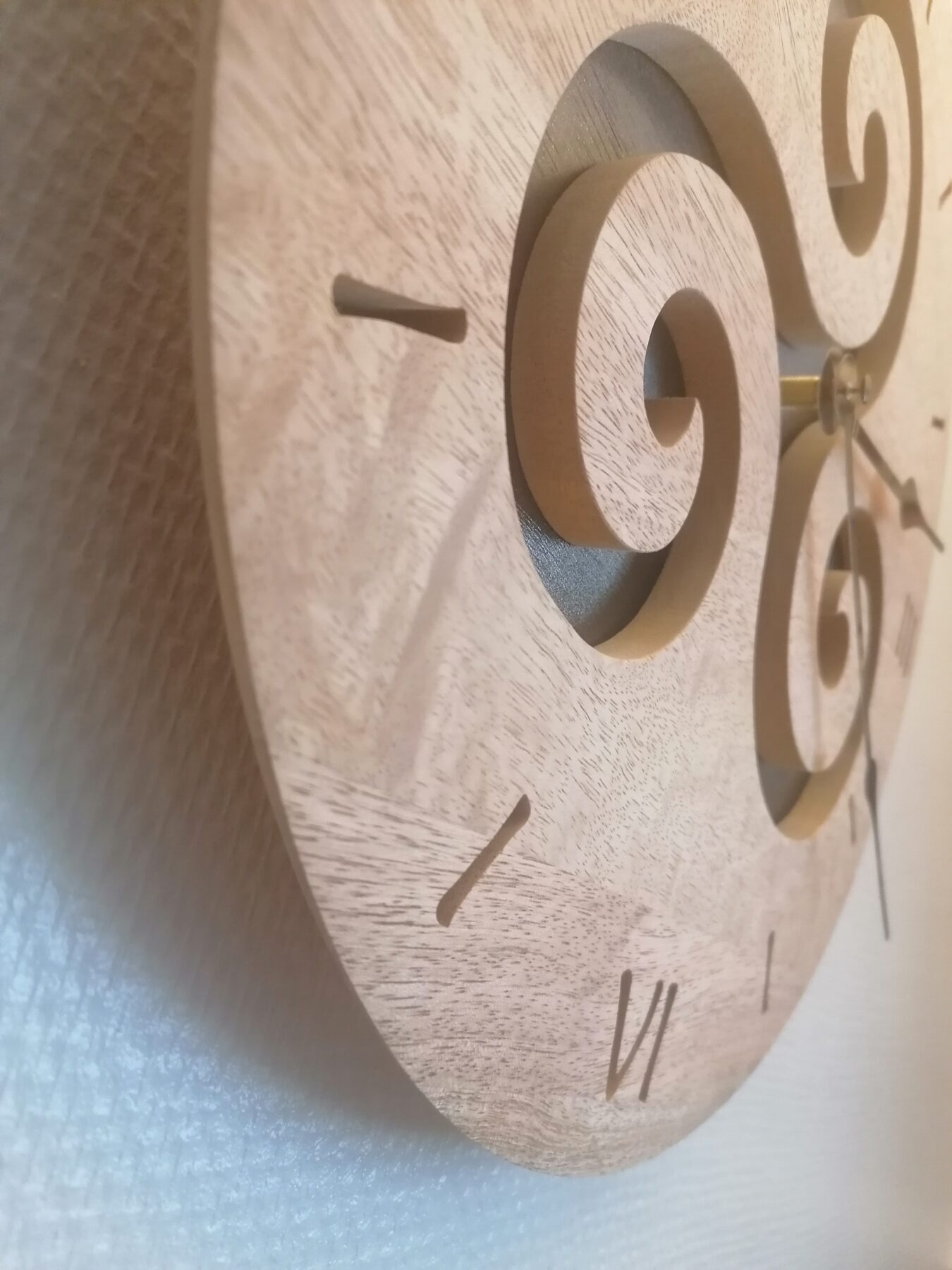 Horloge murale en bois massif, motif triskèle fait mains, pour sublimer votre intérieur dans un environnement naturel, serein et unique. – Image 4