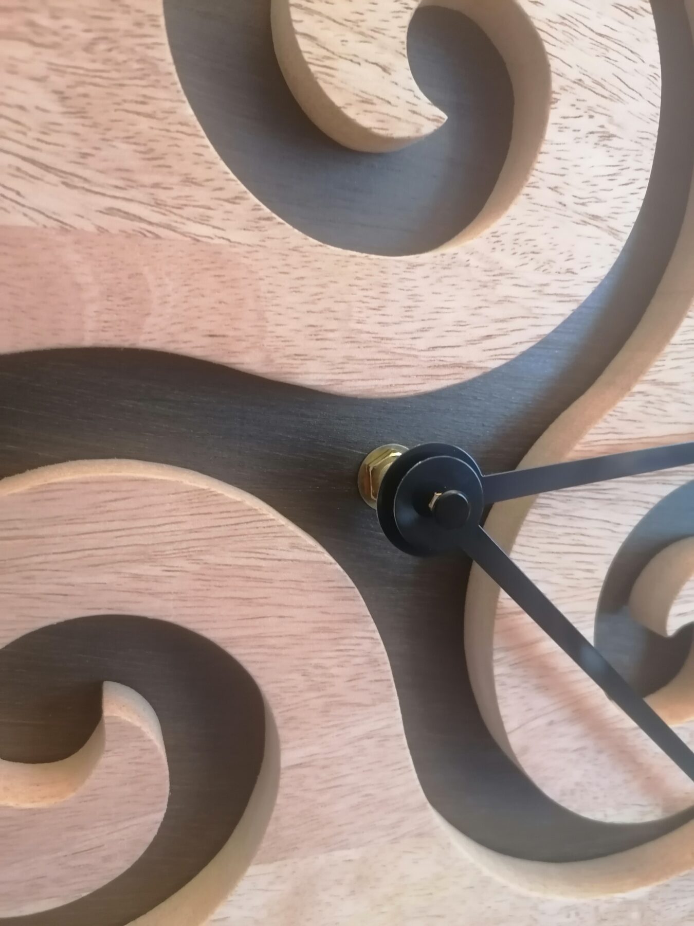 Horloge murale en bois massif, motif triskèle fait mains, pour sublimer votre intérieur dans un environnement naturel, serein et unique. – Image 3