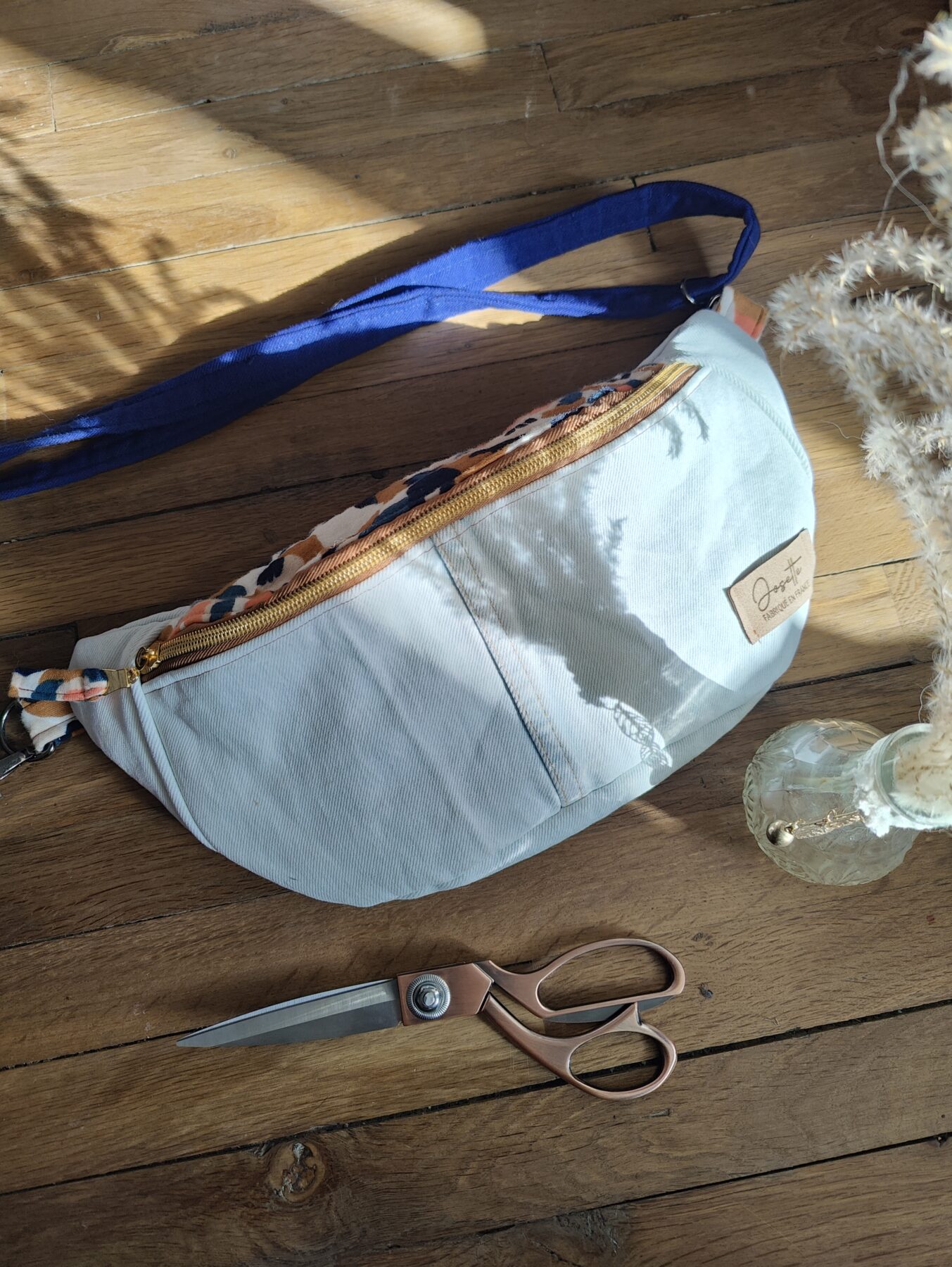 sac banane upcyclé avec une robe. Intérieur fleuri Eté indien. Sangle assortie détachable