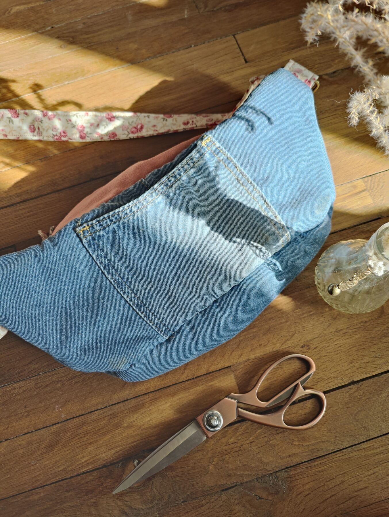Sac banane jean bleu Hollister upcyclé. Intérieur roses délicates. Poche jean arrière cousue au dos