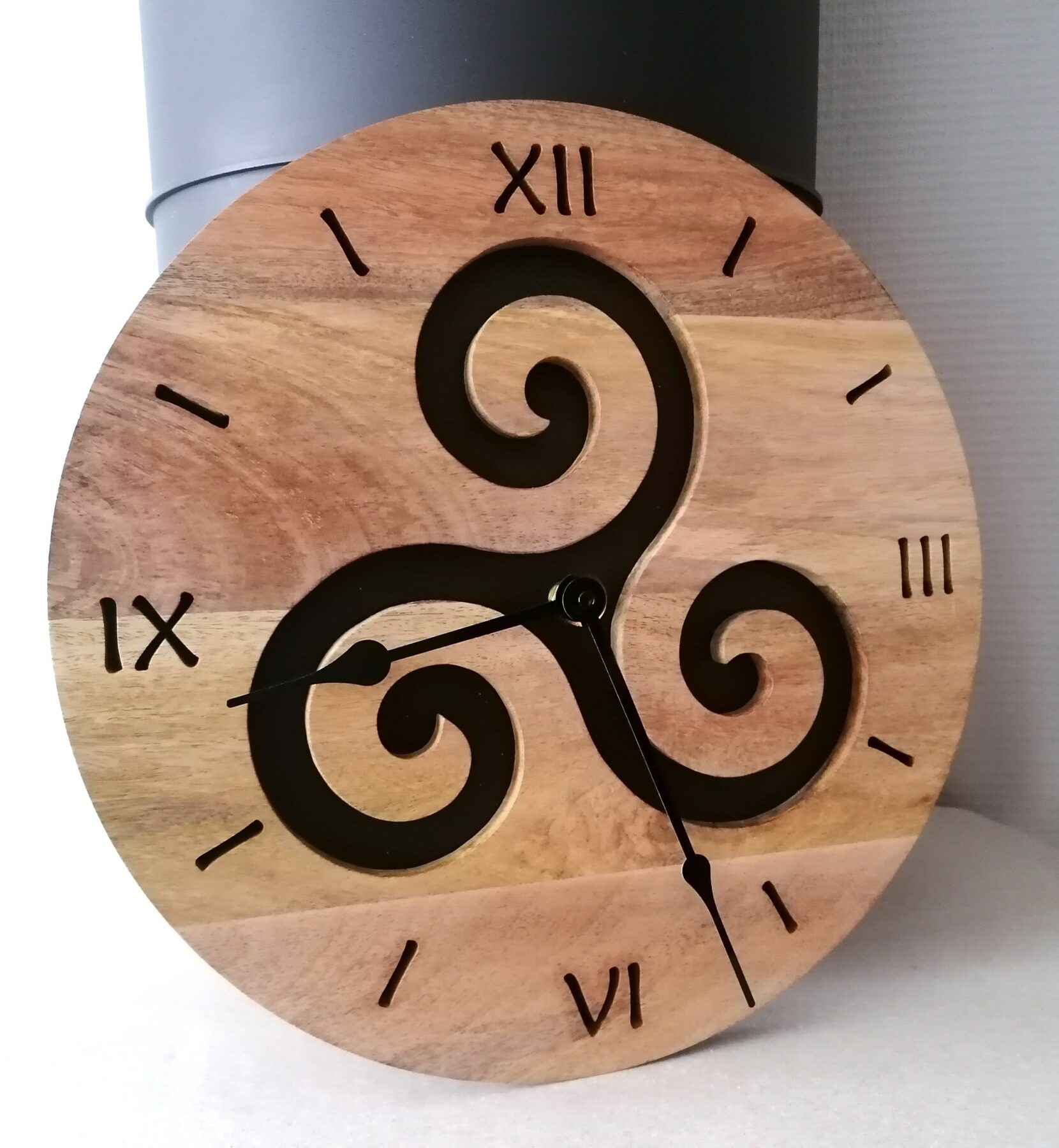 Horloge murale en bois massif, motif triskèle fait mains, pour sublimer votre intérieur dans un environnement naturel, serein et unique. – Image 2