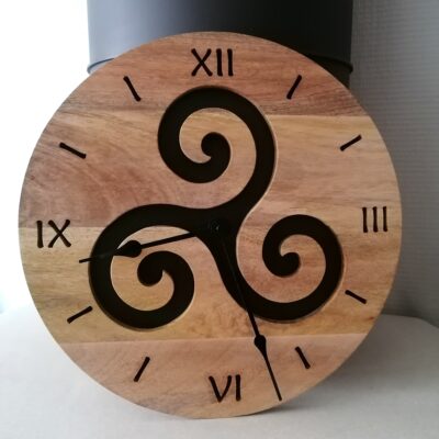 Horloge murale en bois massif, motif triskèle fait mains, pour sublimer votre intérieur dans un environnement naturel, serein et unique.