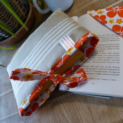 Pochette à livre de poche - Ouverture par le côté avec petit nœud - Marque page assorti - Fait main - Plusieurs coloris