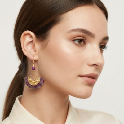 Boucles d'oreilles pendantes Ādhā gōla violettes et dorées portées, mettant en valeur leur longueur de 5 cm et leur style ethnique raffiné.