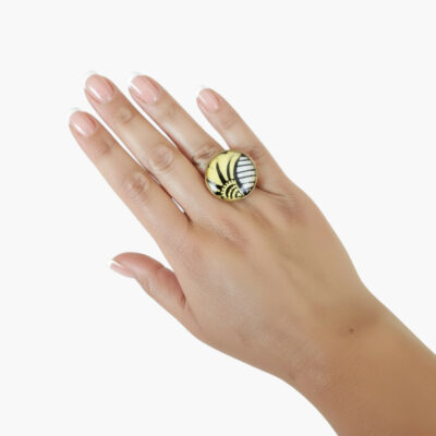 Bague ajustable Solaire - Laiton doré à l'or fin et Papier indien jaune motif Wax - Cabochon verre 25mm