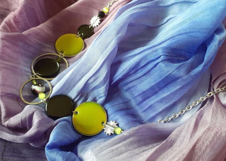 collier argent email vert