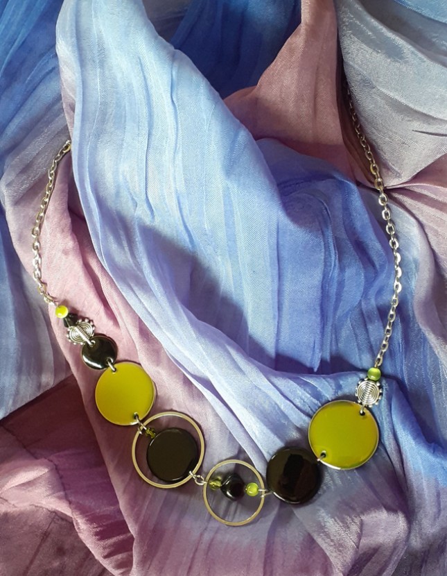 Collier upcyclé pièce unique argent et pièce émaillée vert pomme et moir