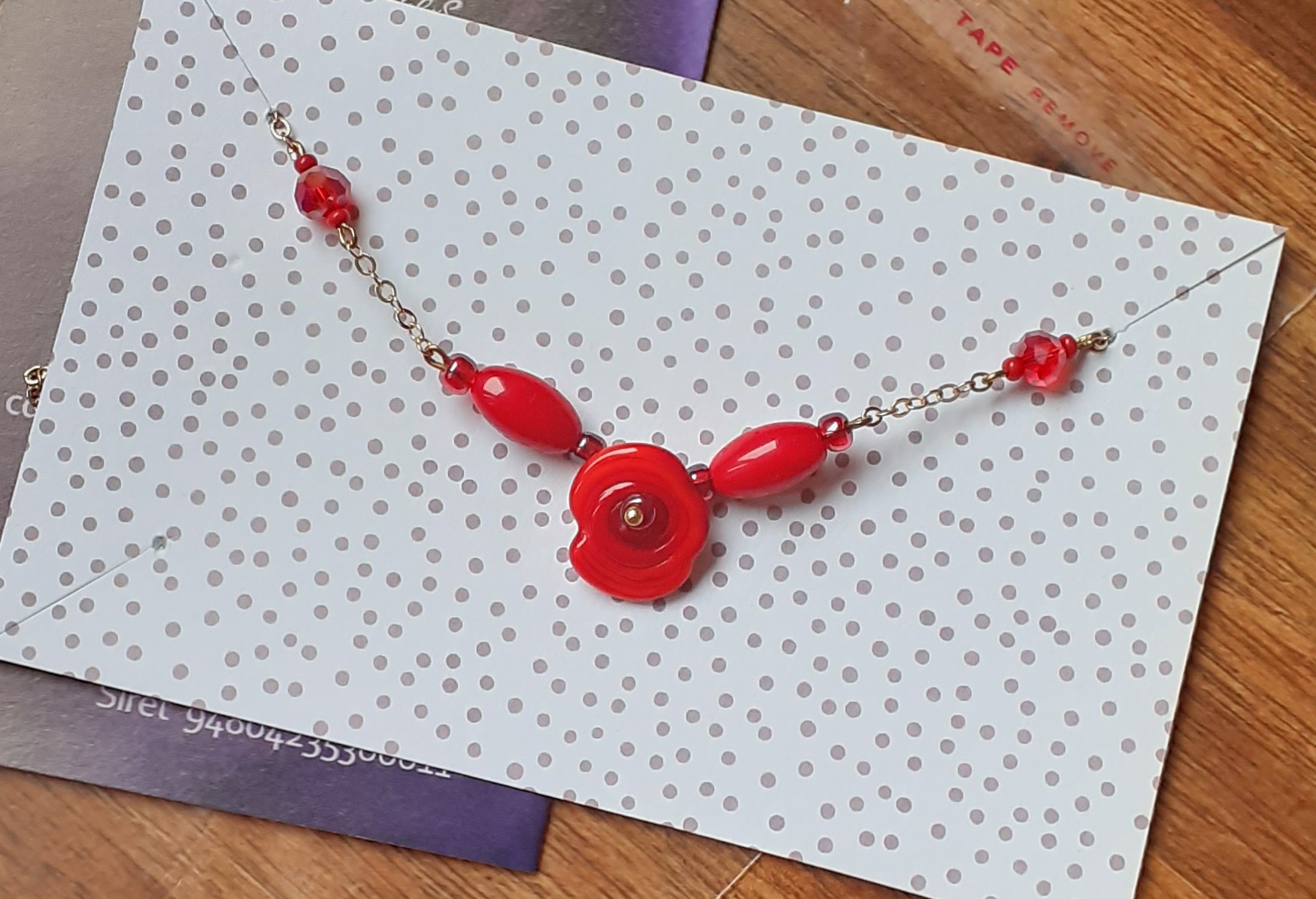 Collier upcyclé - Pièce unique - chaine dorée et perles rouge coquelicot – Image 3