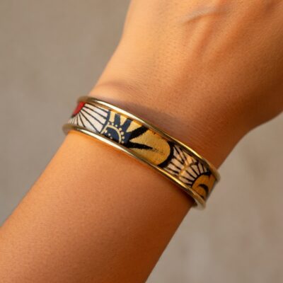 Manchette Wax Solaire – Laiton Doré & Papier Indien Résiné – Motif Floral Jaune Moutarde – Bijou Artisanal Fait Main