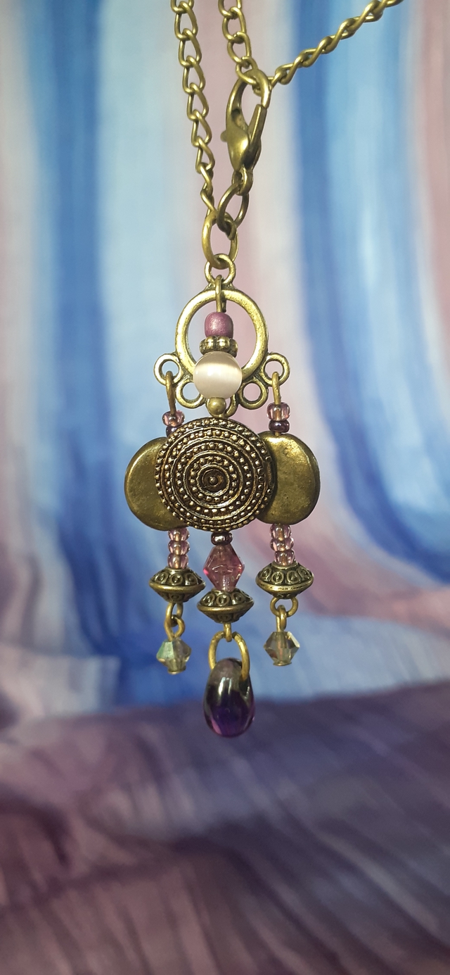 Collier upcyclé pièce unique bohème chic Bronze vieilli et petites perles violettes