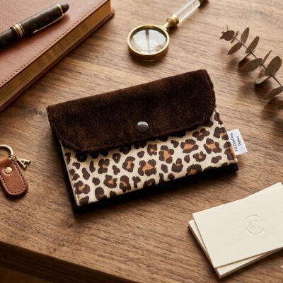 Portefeuille posé sur un bureau en teck.