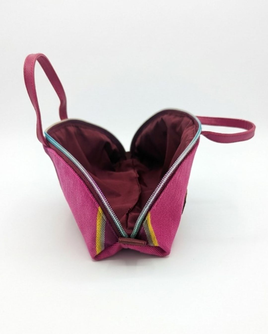 Trousse ouverte ,en tissu rose et bordeaux. Ouverture zippée, avec anses