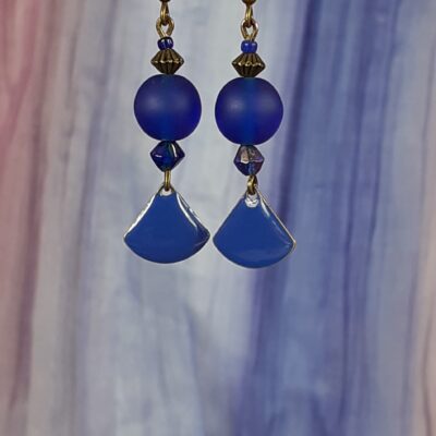 Boucles d'oreilles upcyclées pièce unique perle givrée bleu outremer et pampille émaillée bleu brillant