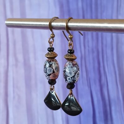 Boucles d'oreilles bronze email noir brillant et perle nuancée parme rose et noir