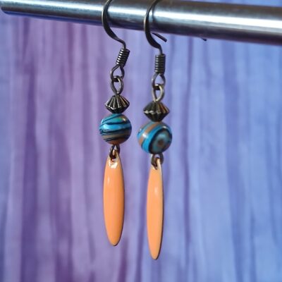 Boucles d'oreilles upcyclées - bronze vieilli perle orange marbrée de bleu et pampille bleu ciel