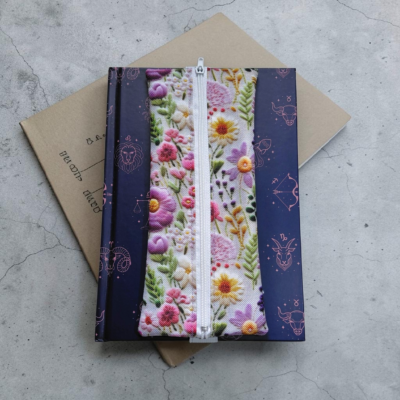 Trousse plate élastiquée imperméable motif floral 3D – S’accroche aux cahiers A4/A5 – Fait main