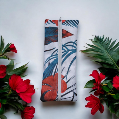 Trousse plate élastiquée imperméable motif tropical bleu et rouge – S’accroche aux cahiers A4/A5 – Fait main