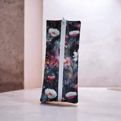 Trousse plate élastiquée imperméable motif floral fond noir – S’accroche aux cahiers A4/A5 – Fait main