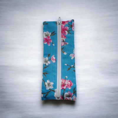 Trousse plate élastiquée imperméable motif fleurs de cerisier fond bleu – S’accroche aux cahiers A5 – Fait main