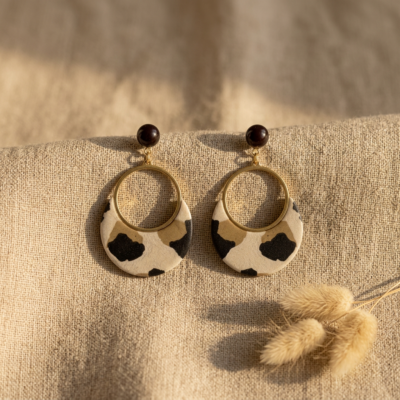 Boucles d'Oreilles Sūrya – Papier Népalais Léopard Beige & Noir – Anneau Doré 25mm Cabochon Verre Noir – Acier Inoxydable – Bijou Wild Chic Fait Main – Pièce Unique sur Commande