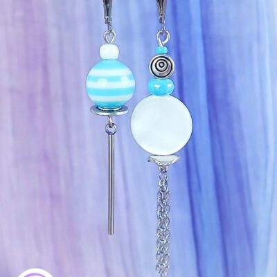 Boucles d'oreilles asymétriques modèle upcyclé argent disque nacré blanc brillant perle zébrée bleu ciel et blanc