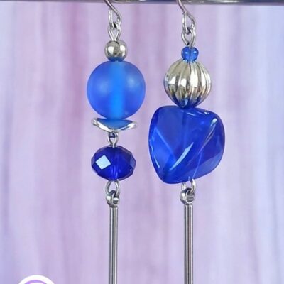 Boucles d'oreilles asymétriques modèle upcyclé argent perle prisme bleu outremer